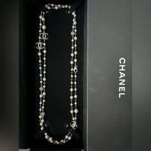 Crescent moon CHANEL pearl necklace